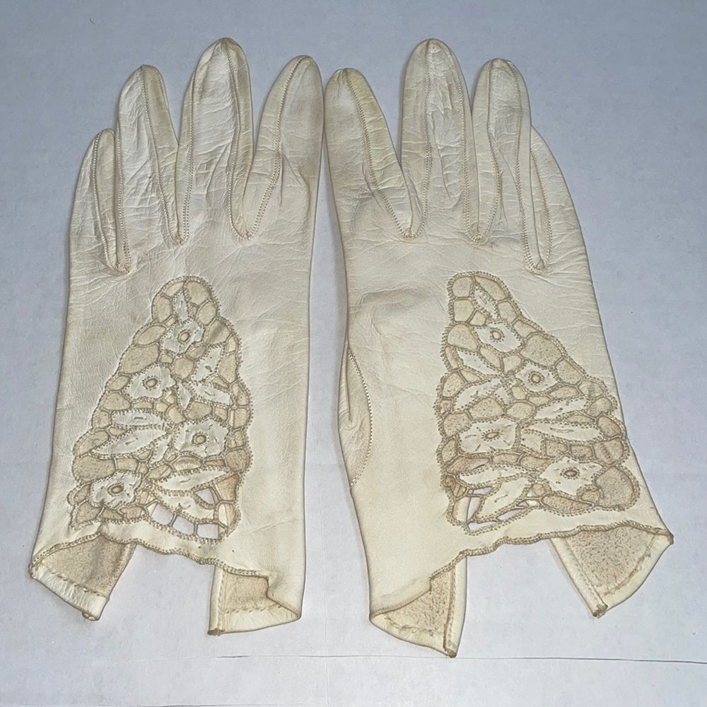 Vtg cream colored leather gloves with lace detail